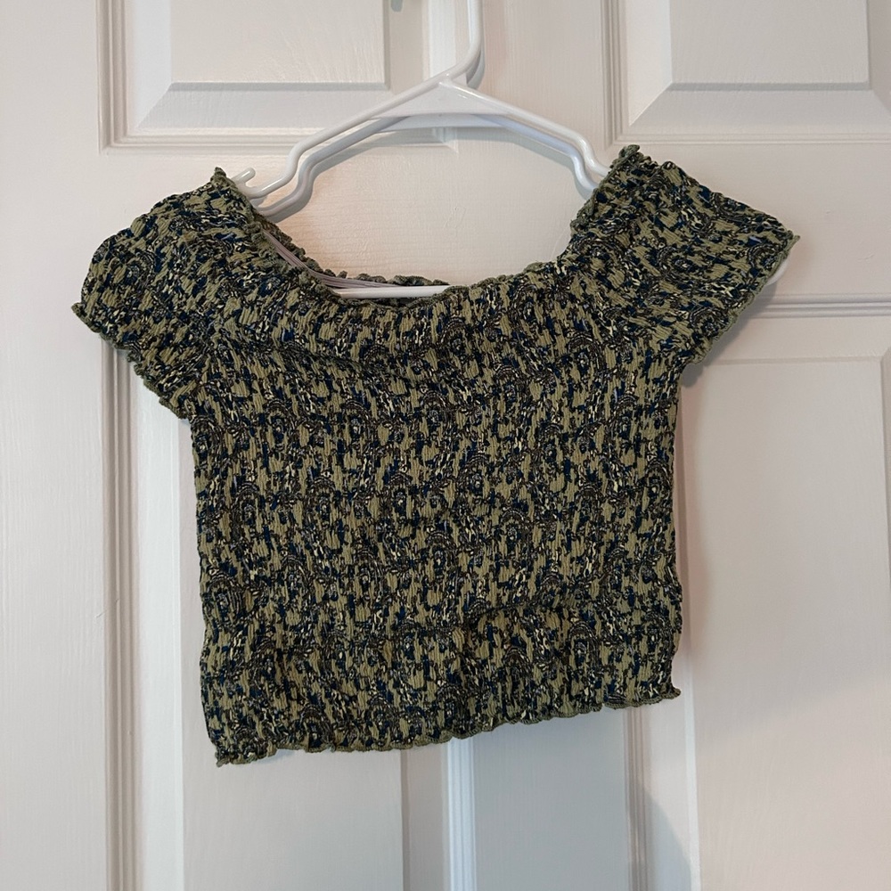 Super cute two piece crop top and maxi skirt set! Never been worn!